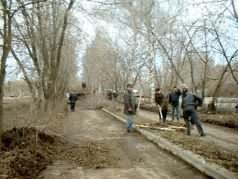 В Новочебоксарске продолжаются субботники по уборке городской территории